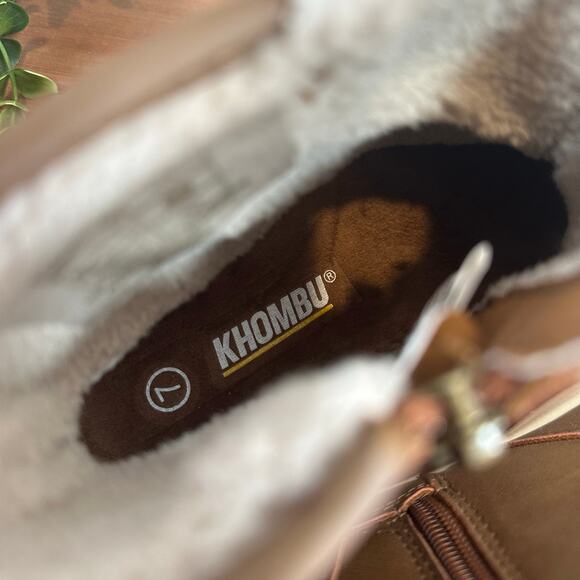 NWOT Khombu Women's Dusk Boots Size 7 - Picture 7 of 8